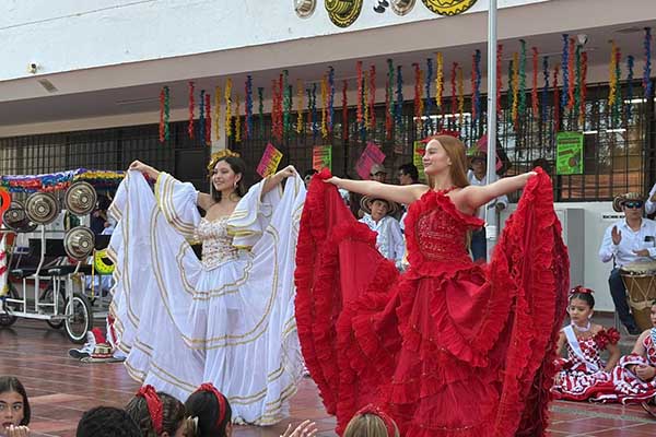 En la gráfica, Julieta Campo y Gabriella Vives Camacho, representantes del grado 10º. En la gráfica, Julieta Campo y Gabriella Vives Camacho, representantes del grado 10º.
