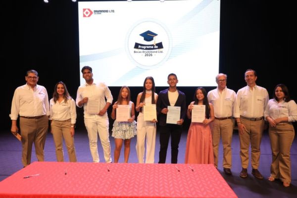 Jóvenes beneficiados con el programa de becas de la multinacional Drummond. Foto derechos reservados EL INFORMADOR