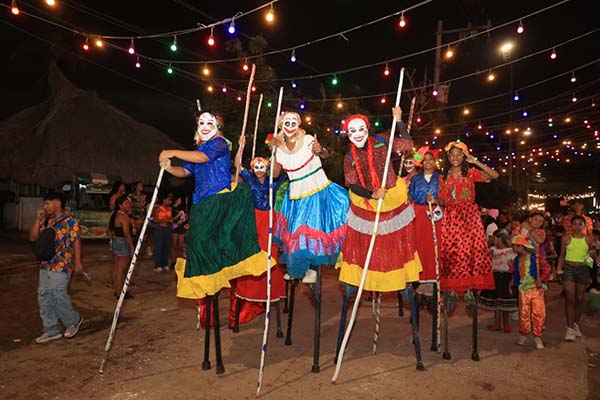 Taganga se convirtió en escenario de un colorido desfile de comparsas que desbordó alegría y creatividad. Disfraces, coreografías y música tradicional cautivaron a residentes y visitantes. El recorrido exaltó la identidad cultural del corregimiento y su conexión con el carnaval.