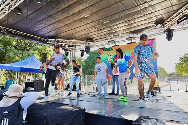 La ribera del río Manzanares fue escenario de un carnaval diferente, donde la alegría se mezcló con reflexión. Familias, jóvenes y colectivos participaron activamente en actividades culturales y educativas. La jornada promovió el cuidado del agua y la responsabilidad ciudadana.