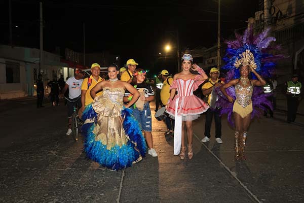 El pasado sábado la alegría de los más pequeños marcó el inicio de la jornada sabatina del Carnaval Unificado 2026 con la lectura del Bando Infantil. Niños y niñas, acompañados de sus familias, protagonizaron un acto lleno de color, música y mensajes de unión. El evento reafirmó el papel de la infancia como heredera de las tradiciones carnavaleras.