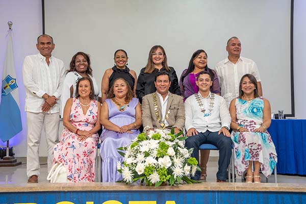 Leonardo Pérez Arias, Presidente Nacional del Senado JCI Colombia; José Luis Saldarriaga, Presidente local JCI Santa Marta; Sandra Arredondo, Presidente del consejo local de senadores JCI Santa Marta; acompañados por senadores locales y de Cartagena Martha Lucia Benavides. Foto cortesía 