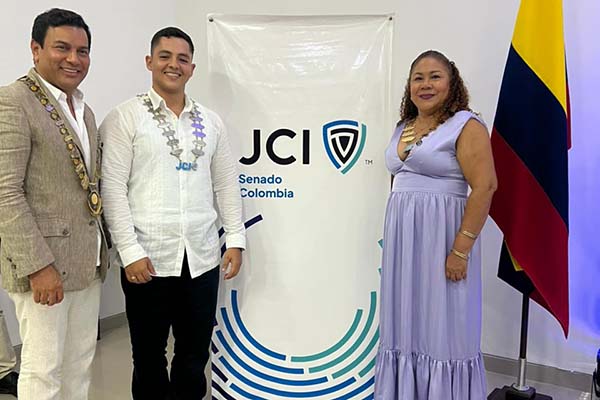 José Luis Saldarriaga Fuentes, Presidente Local JCI Santa Marta; Santa Marta Sandra Redondo Ávila, Presidente del Consejo Local de Senadores de JCI; Leonardo Manuel Pérez Arias, Presidente Nacional del Senado JCI Colombia. Foto cortesía