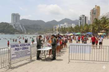 Turistas y residentes en Santa Marta reciben información sobre el supuesto sistema de turnos para el ingreso a playas de Santa Marta. Foto exclusiva
