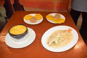 Cazuela de mariscos y lebranche bañado en salsa de coco y frutos del mar. Derechos Reservados/ELINFORMADOR