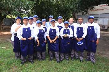 Estudiantes del programa de Gastronomía de la Institución Universitaria de Santa Marta (USM), responsables de la preparación de la receta, junto al director del programa, Redames Ferreira. Derechos reservados EL INFORMADOR