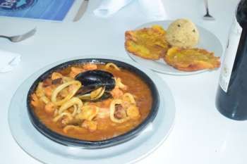 Nada como una cazuela de mariscos con patacones bien crocantes. Derechos Reservados/ELINFORMADOR