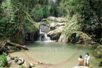 Visitantes se sumergen en las pozas naturales de Pozo Azul, uno de los sitios más frecuentados de Minca, que cuenta con servicio de salvavidas y senderos de acceso. Derechos Reservados/ELINFORMADOR