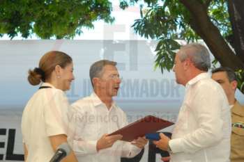 “La historia a través de sus personajes", hizo parte de la Edición de Oro de EL INFORMADOR y que circuló en varias entregas desde el 7 de agosto de 2008, con motivo de la celebración de los 50 años de este medio de comunicación. En la gráfica, Taliana Vargas, emocionada, muestra en sus manos esta edición, que recibió   en su visita a este diario, cuando obtuvo la única corona para el Magdalena, en ese certamen nacional. La acompaña el director de EL INFORMADOR, Alfonso Vives Campo. Derechos Reservados/ELINFORMADOR