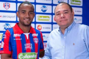 Jairo Pimienta, nuevo volante creativo del Unión Magdalena, en compañía de Alberto Mario Garzón, Presidente del club. Foto Unión Magdalena SA en Facebook 