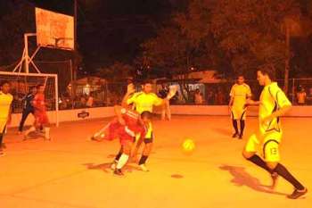 Jugadores de fútbol sala disputando un partido nocturno en Santa Marta. Foto archivo EL INFORMADOR 