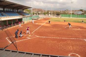 : Jugadores de sóftbol disputando un partido en el estadio Rafael Hernández Pardo de Santa Marta. Foto archivo EL INFORMADOR 