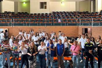 Julissa Mercado, secretaria de Inclusión Social, Mujer y Equidad de Género de Sucre, en compañía de los asistentes al evento. 