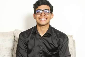 “Kirlean Olivo, creador de We Are Lean, un emprendimiento samario que impulsa marcas con creatividad, fotografía y visión estratégica.” (Foto suministrada por Kirlean Olivo)