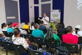 Funcionario de la multinacional Drummond realizando la presentación de los avances de los Planes de Manejo Ambiental. Foto Drummond