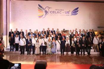 Los jefes de Estado y representantes de los 60 países que integran la CELAC y la Unión Europea posaron para la foto oficial de la IV Cumbre, que por primera vez se celebra en el Caribe colombiano. La imagen simboliza el compromiso conjunto por el diálogo, la cooperación y la sostenibilidad.