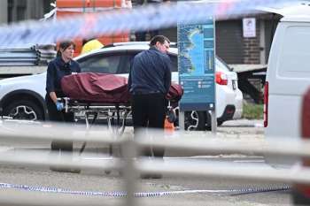 La policía y los forenses sacan un cuerpo del lugar donde dos hombres armados abrieron fuego en Bondi Beach, Sídney. EFE/EPA/ MICK TSIKAS Australia y Nueva Zelanda Fuera