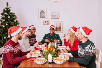 Durante las festividades navideñas nos excedemos en el consumo diario de calorías añadiendo kilos extra a nuestro peso corporal. foto creada con inteligencia artificial. 
