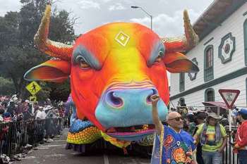 La lluvia persistente de la madrugada fría de la capital de Nariño (suroeste) no impidió que dragones, personajes históricos, animales e incluso extraterrestres despertaran este viernes para recorrer los ocho kilómetros del Desfile Magno, la gran cita del quinto día del Carnaval de Negros y Blancos del sur de Colombia. EFE/ Martina Castells