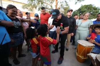 Alex Char, alcalde de Barranquilla, reunido con la comunidad del barrio ‘Las Américas’ en el área Metropolitana. Foto Alcaldía de Barranquilla 
