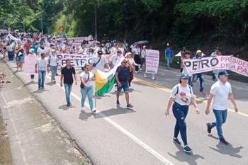La multitudinaria marcha pacífica se inició en la vereda Mendihuaca y culminó en el punto de concentración ubicado en la entrada principal al Parque Tayrona, sobre la carretera Troncal del Caribe. Fotos Ly Erick Amasyfuen Pinche 