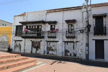 En esta edificación situada en la calle Grande (calle 17) entre la Avenida Campo Serrano (carrera quinta) y la carrera cuarta, hoy completamente destruida, es la ‘cara fea’ de la plaza de la Catedral Basílica de Santa Marta.