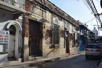 Este ‘monumento’ a la negligencia y que atenta contra el patrimonio del Centro Histórico de Santa Marta está ubicado en la calle Grande (calle 17), entre carreras cuarta y tercera.