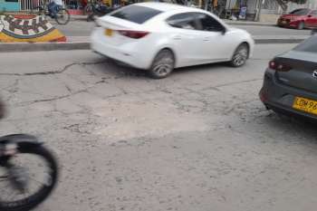 Un enorme hueco en constante crecimiento preocupa a los residentes de la avenida del Río con carrera 29, en el barrio Simón Bolívar. La vía se deteriora cada día más sin recibir atención por parte de las autoridades.