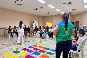 Funcionarios del bienestar familiar y de la Fiscalía realizando la charla a los jóvenes y niños de Sincelejo.