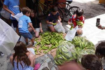 Integrantes de la Fundación ‘Pepe Vives de Andréis’ durante la jornada de empaque de alimentos destinados a las comunidades afectadas por las lluvias.