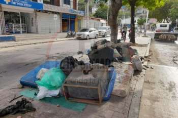 Entre esos actos ciudadanos de amor y embellecimiento por la ciudad, que le corresponde a los habitantes de la ciudad de Bastidas, es colocar los desechos y basuras en el sitio, el día y hora que pasa el carro recolector de basura. La Avenida del Río, muestra esta cara tan desagradable, para los vecinos y samarios.Foto EL INFORMADOR.