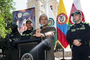 Yahir Acuña, alcalde de Sincelejo, en compañía de miembros de la fuerza pública que estarán reforzando la seguridad en la capital del departamento de Sucre. Foto Alcaldía de Sincelejo 