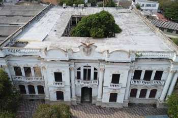 Foto aérea que evidencia el grave estado de deterioro de la edificación donde funcionó la sede del Instituto Técnico Industrial captada por el INFORMADRON en marzo de 2024. Foto derechos reservados / EL INFORMADOR