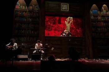 Con humor, música y una visión contemporánea, los títeres de 31 Minutos conquistaron el Teatro Santa Marta con su puesta en escena de ‘Don Quijote’, una adaptación libre del clásico de Cervantes que despertó risas, ternura y reflexión en grandes y chicos. En el marco del ‘Reencuentro en el Corazón del Mundo’, la agrupación chilena llevó al público a redescubrir la locura idealista del caballero andante y su fiel escudero Sancho Panza, recordando que los sueños imposibles son también una forma de resistencia. La función, a teatro lleno, cerró con ovaciones y aplausos prolongados, consolidando al escenario samario como epicentro de las artes y la imaginación en el Caribe colombiano.