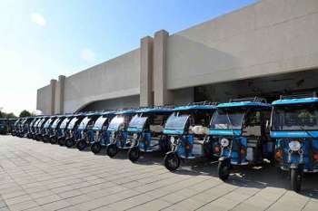 Nuevos vehículos eléctricos entregados por la Alcaldía de Barranquilla a bicitaxistas de Puerto Mocho. Foto Alcaldía de Barranquilla 