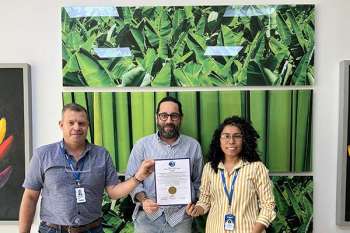 Carlos Pinilla, gerente general de Banasan recibiendo la ratificación de parte de la World Basc Organization. Foto cortesía Banasan 
