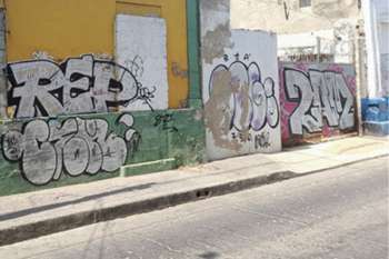 Esta edificación ‘adornada’ en su fachada con grafitis por su propietario para llamar la atención, ubicada en la intersección de las avenidas del Fundador (carrera primera) con la Santa Rita (calle 22), es una muestra de violación al Artículo 43 del Plan Especial de Protección del Centro Histórico de Santa Marta.