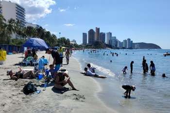 Playas del sector de El Rodadero en Santa Marta con poca afluencia de turistas. Foto derechos reservados EL INFORMADOR