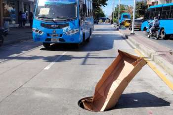 En un peligro inminente para los conductores de Santa Marta se ha convertido esta alcantarilla sin tapa sobre la avenida Santa Rita (calle 22), entre la avenida Campo Serrano y la carrera sexta, a la que un ciudadano le improvisó una señal de precaución con un cartón. Foto Derechos reservados EL INFORMADOR 