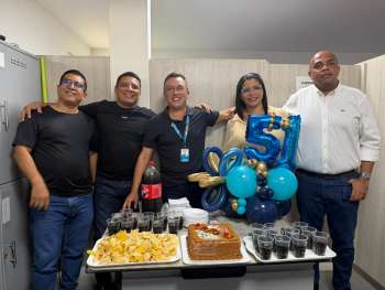 Alain Pérez Bohada ,celebró su cumpleaños al lado del equipo de compañeros del INRED .Lo acompañan el Jefe de control interno José Gutiérrez , María Romero , Duber Lazcarro.Foto cortesía