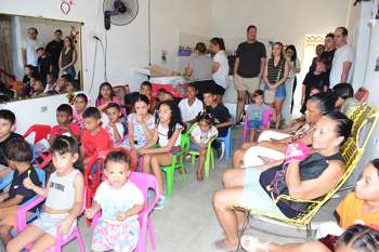 Los encargados de llevar a cabo esta noble labor este año fueron varios miembros de la cuarta y quinta generación de la familia Vives De Andréis.