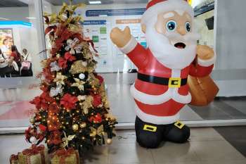 Decoración navideña en el Aeropuerto Internacional Simón Bolívar. Foto Derechos Reservados EL INFORMADOR