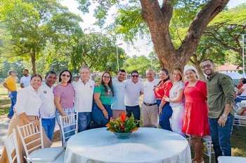 El rector Pablo Vera Salazar junto a la Vicerrectora Académica (e) Leynín Caamaño Rocha y docen-tes adscritos a la Facultad de Ciencias de la Educación. 