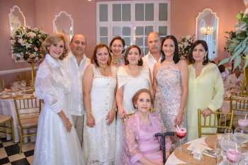 Marina Gámez, Moisés Ponce Güida, Beatriz Martha Ponce Güida, María Elena Ponce Güida, Ana Cristina Ponce Güida, Juan Carlos Abello Lacouture, Lucila Marina Ponce Guida y Patricia Ponce Güida, junto con la cumplimentada. 